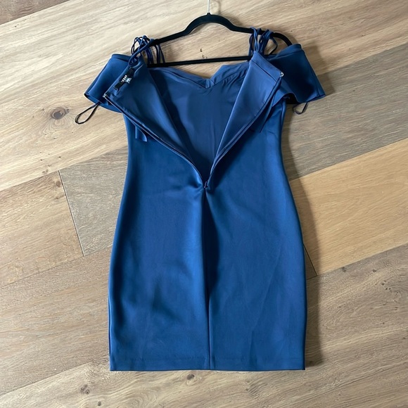 Guess Edrea Ruffled Cold Shoulder Dress Bodycon Navy Blue Size Large NWOT - Picture 12 of 12